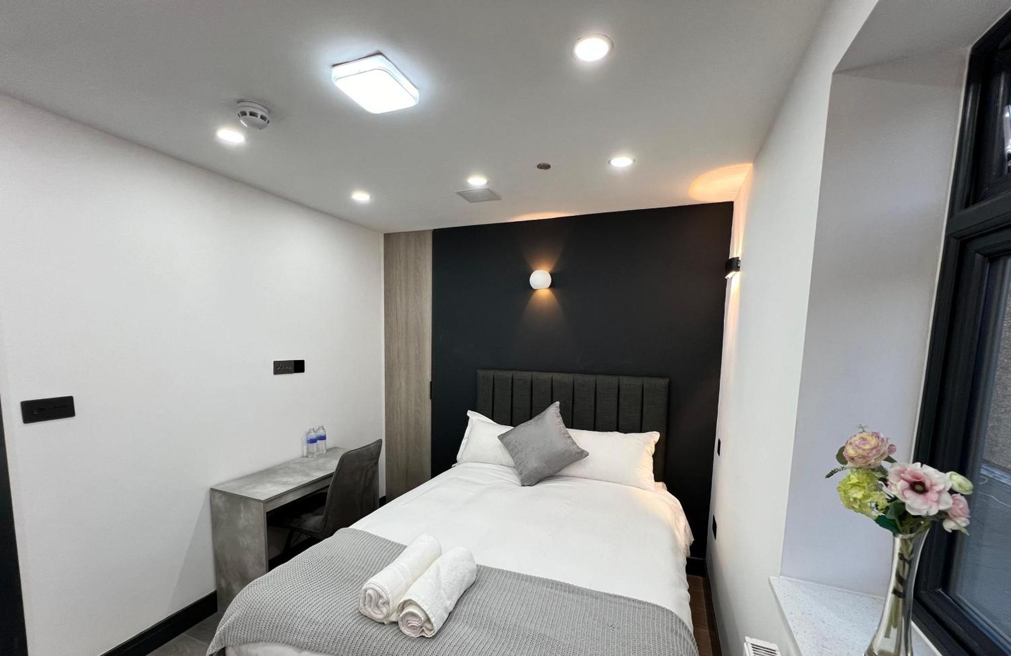 Thandi House Heathrow Airport Ashford  外观 照片